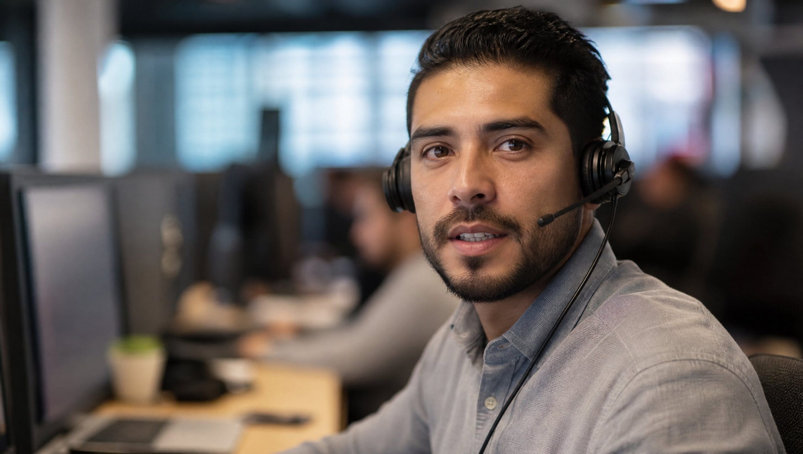 Vendedor usando un agente de voz con IA para ventas con audífonos