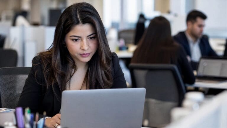 Equipo de ventas usando herramientas de IA para ventas en una oficina
