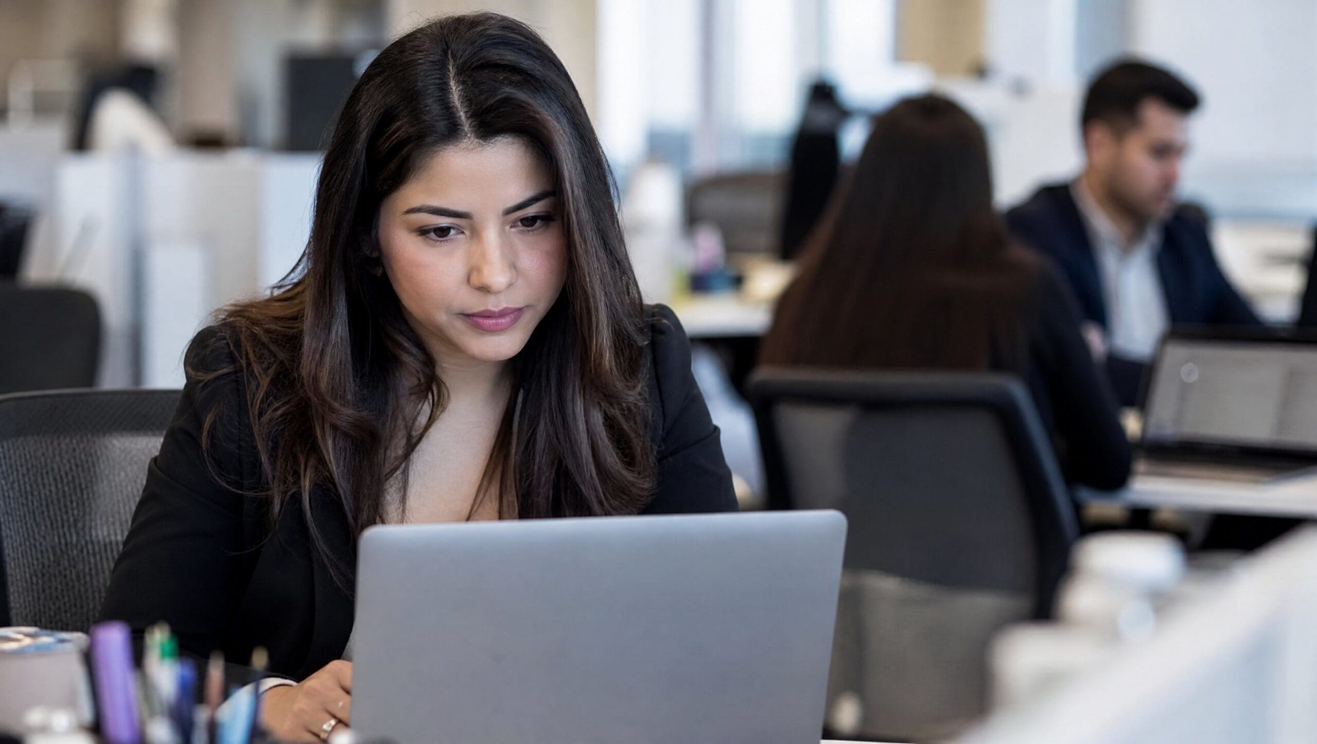 Equipo de ventas usando herramientas de IA para ventas en una oficina