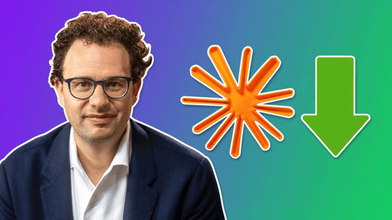 AI news Anthropic: Dario Amodei with the Claude icon and a lower-price arrow. Noticias de IA Anthropic.