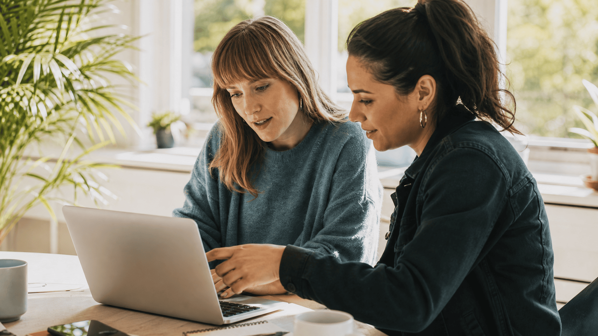 Dos mujeres revisando respuestas en una laptop