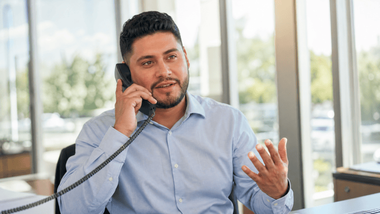 Vendedor usando frases para manejar objeciones de ventas en una llamada con un cliente