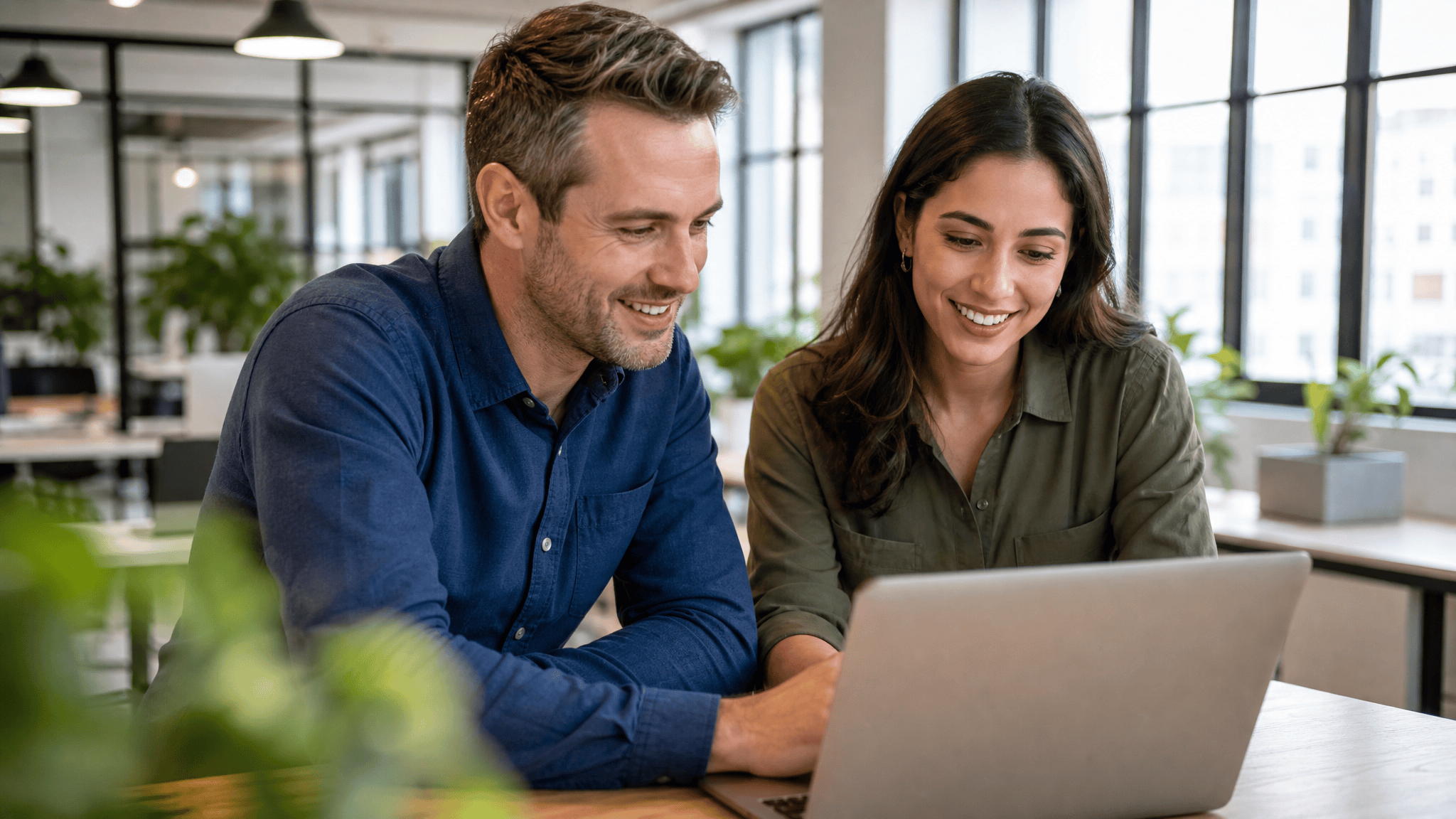 Equipo comercial usando un CRM de ventas con IA