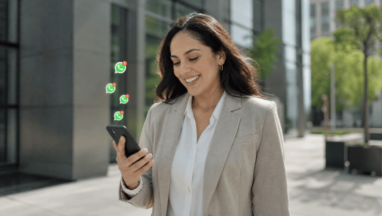 Agente de seguros enviando mensajes para vender seguros por WhatsApp