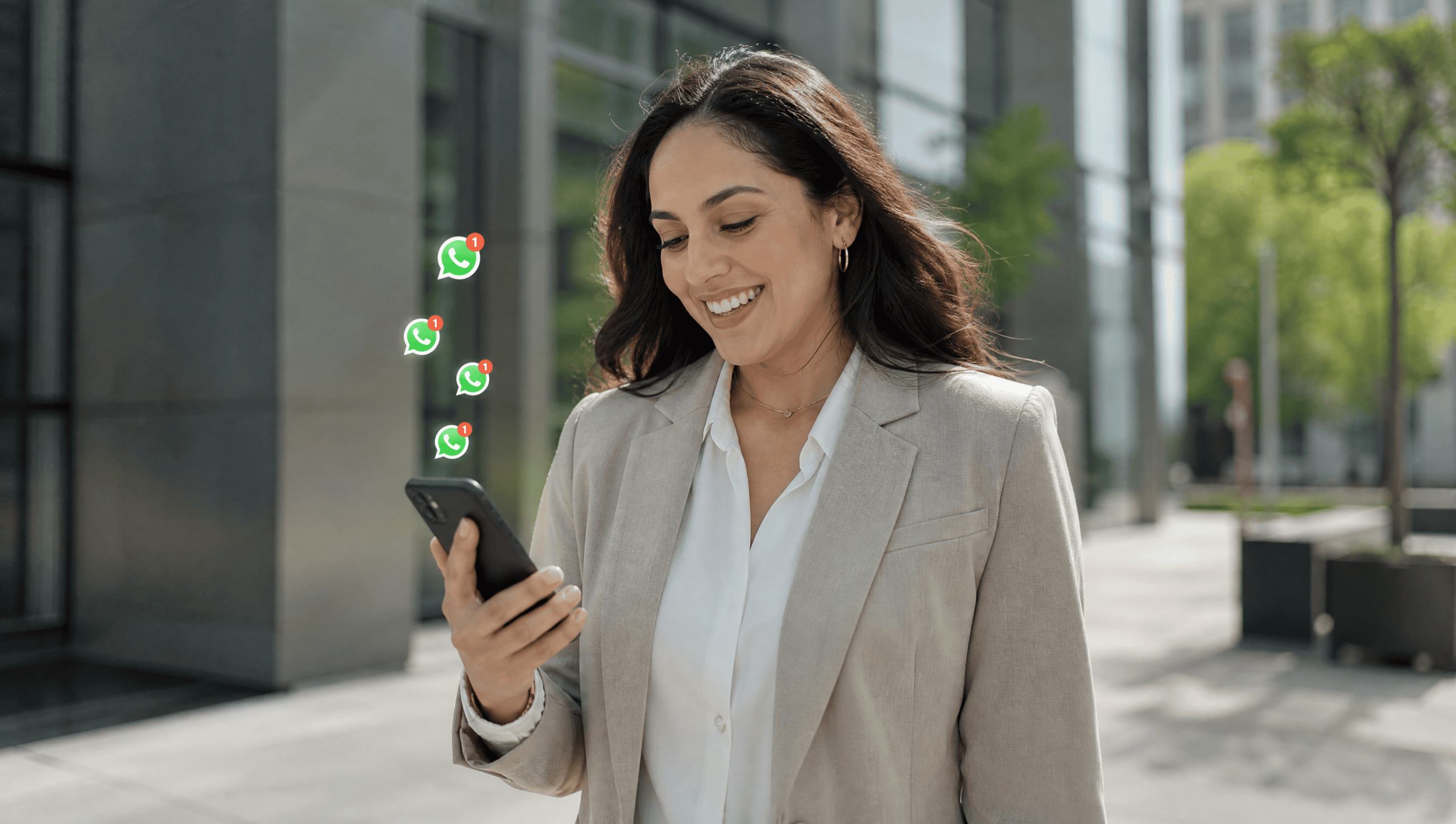 Agente de seguros enviando mensajes para vender seguros por WhatsApp