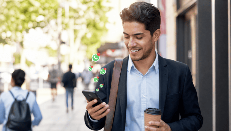 Vendedor escribiendo mensajes de WhatsApp para vender desde su celular
