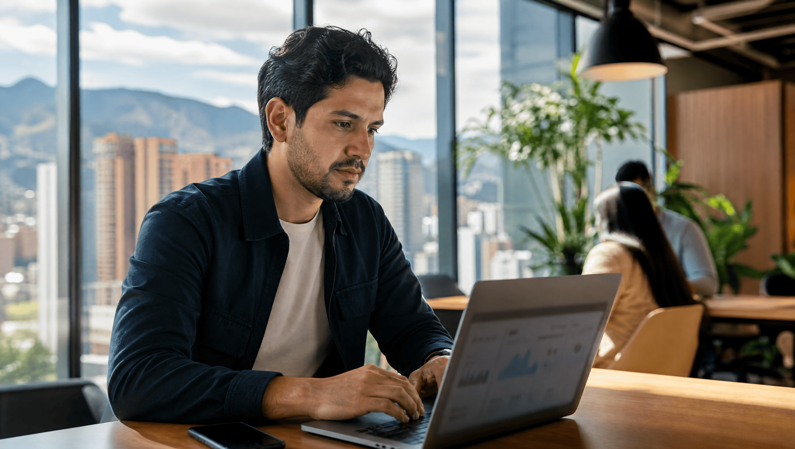 Profesional fintech revisando dashboards de calificación de leads en un coworking