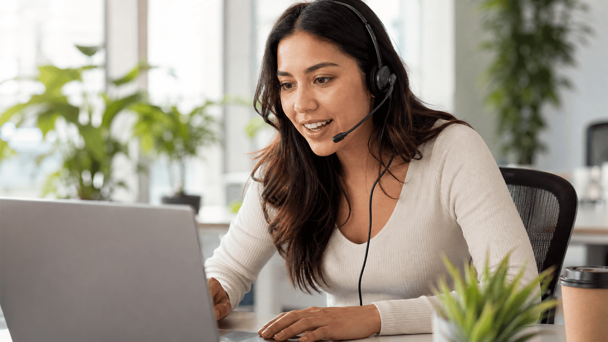 Vendedora con auriculares en una llamada de captacion de leads